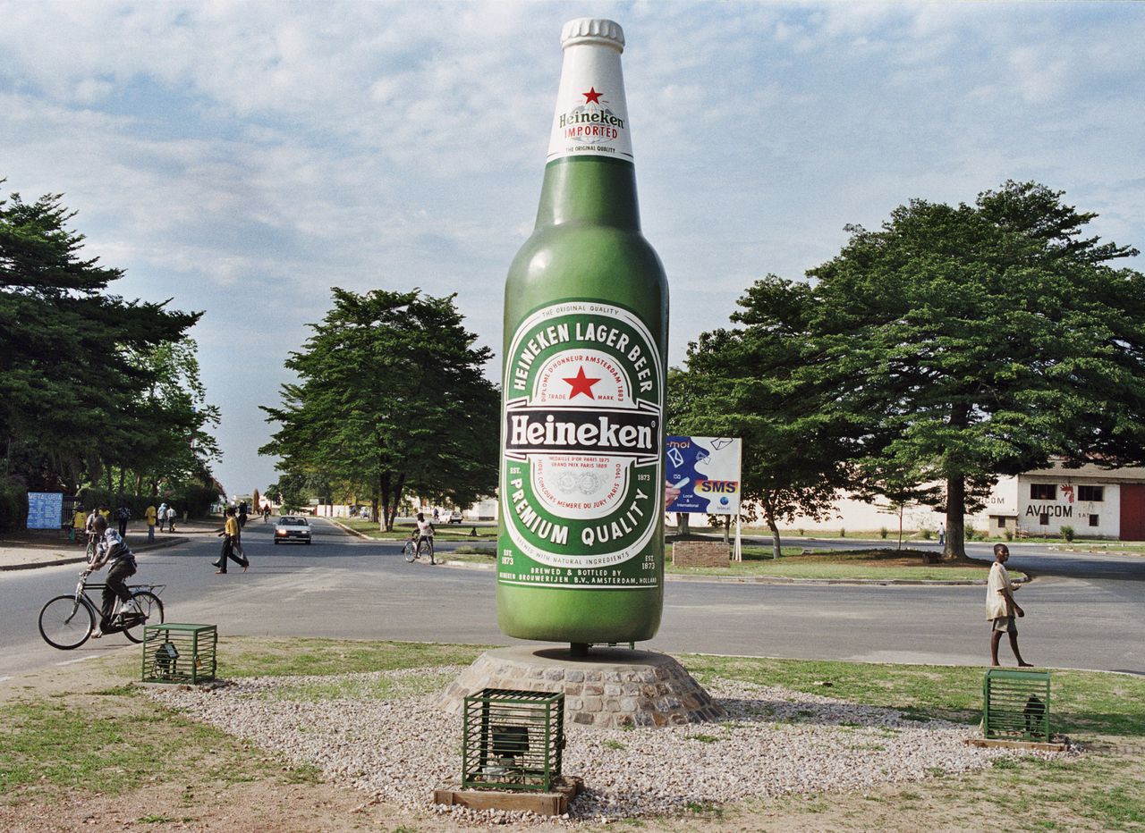 Heineken bierfles vlak voor de bierbrouwerij in Burundi.