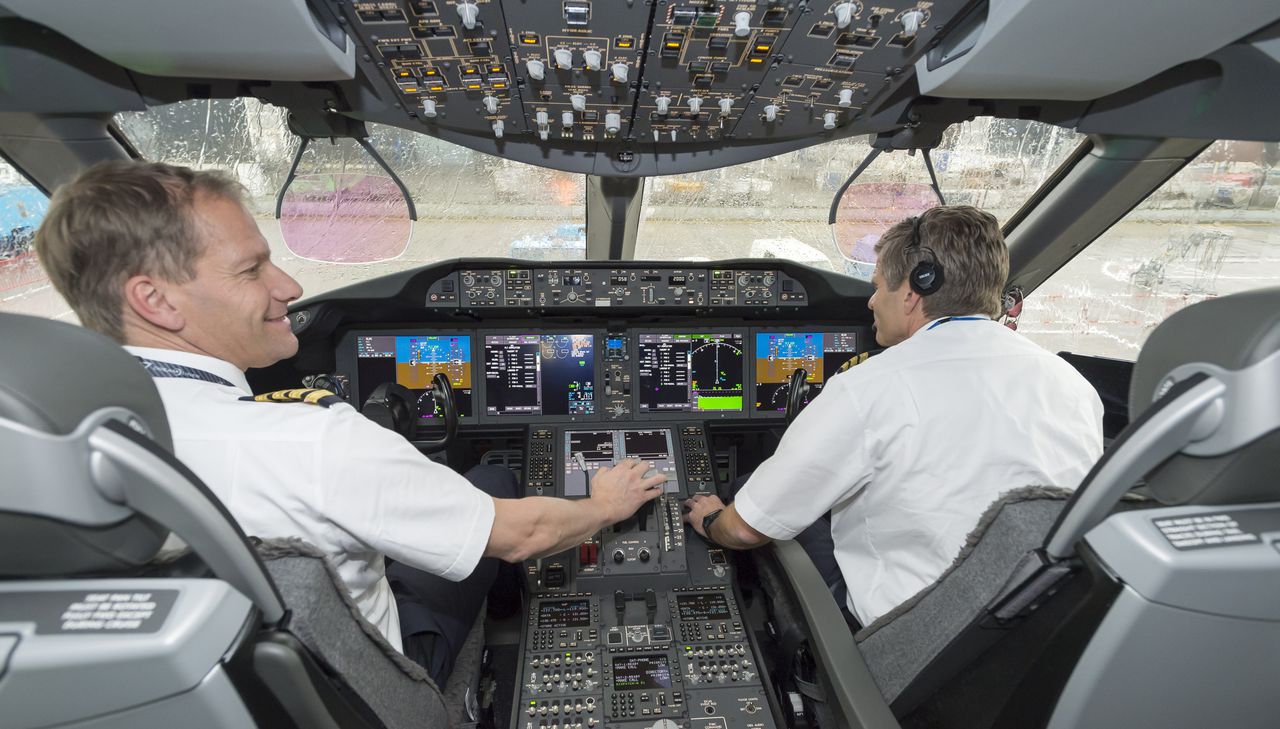 De piloten in de cockpit voorafgaand aan de eerste vlucht met de Boeing 787 Dreamliner van KLM vanaf Amsterdam Schiphol in november vorig jaar.