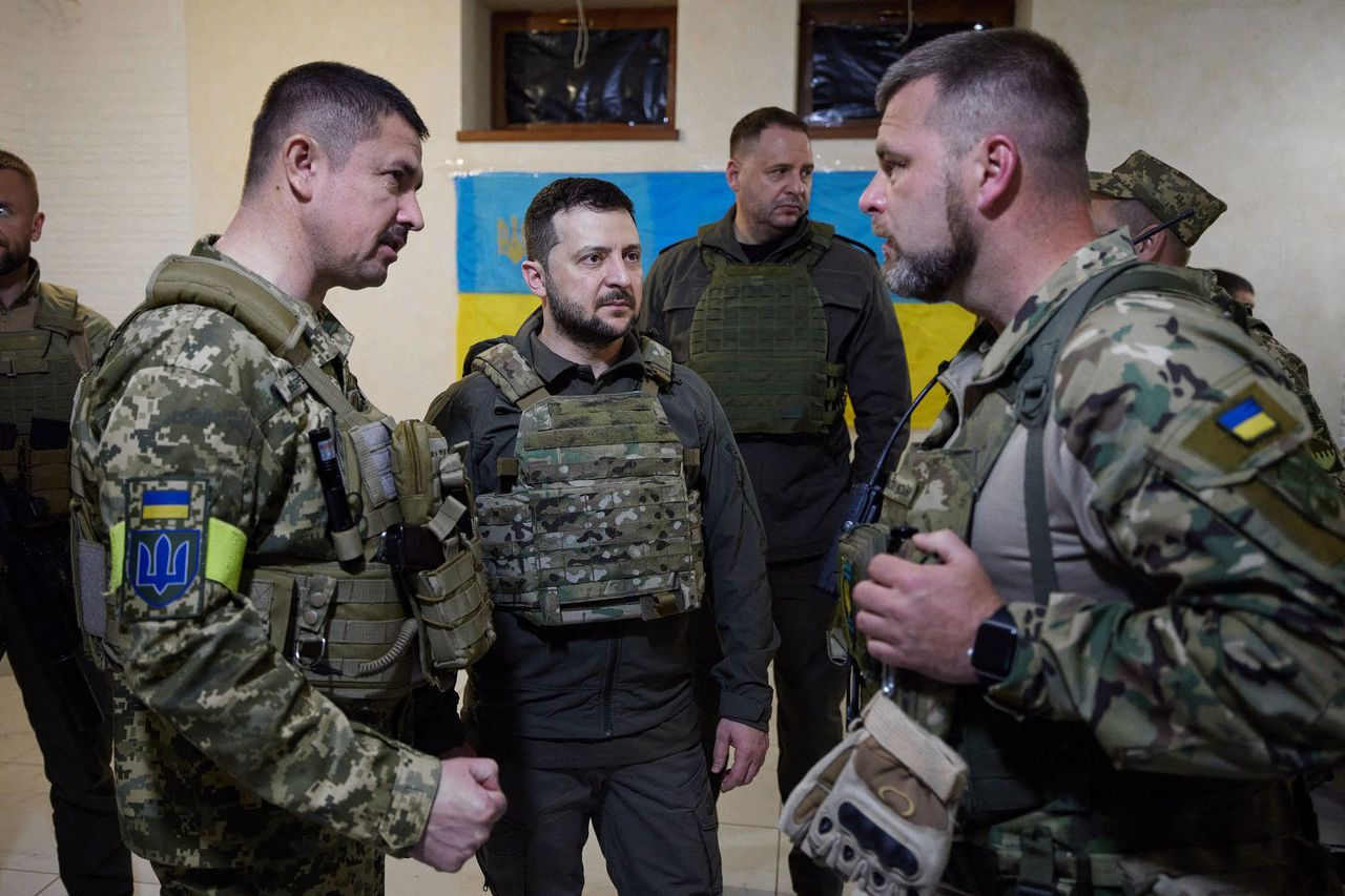 Zelensky bezoekt frontlinie in Charkov 