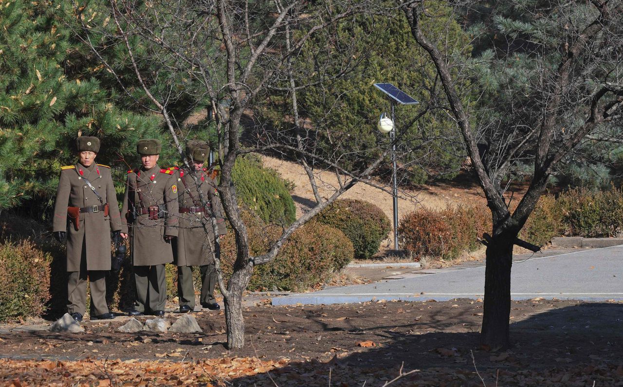Noord-Koreaanse soldaten kijken in de gedemilitariseerde zone naar de grens met het zuiden.