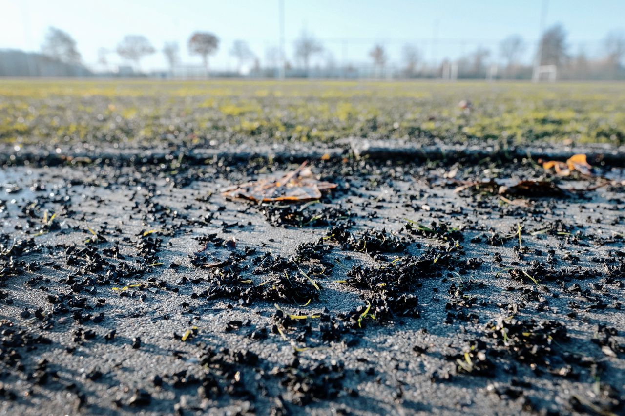 Voetballers verstoren de natuur  met giftige rubberkorrels 