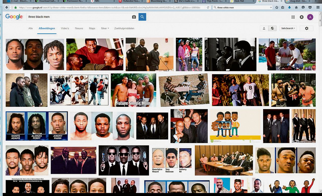 Een zoekopdracht naar ‘drie zwarte mannen’ levert relatief veel arrestatiefoto’s op. Wat zegt het algoritme daarachter over ons?