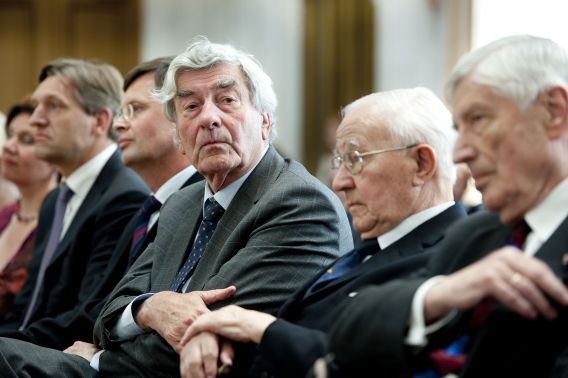 Oud-premier Ruud Lubbers (midden) en oud-premier Dries van Agt (uiterst rechts) op het Binnenhof voorafgaand aan de presentatie van de Canon van de christendemocratie.
