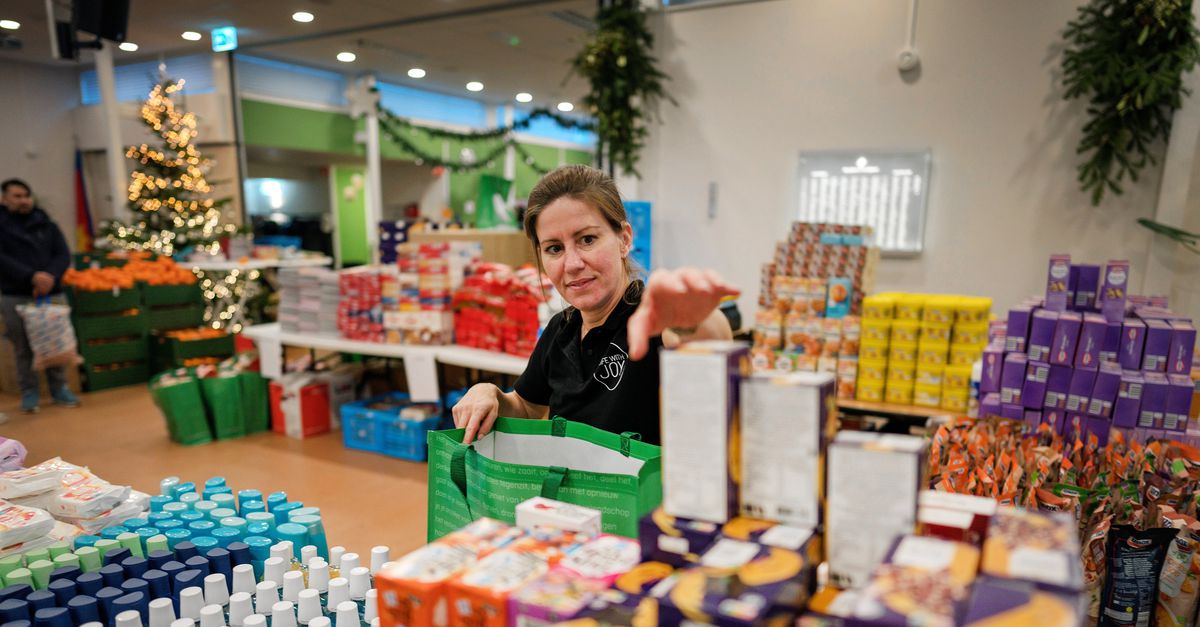 Zij brengen luxe kerstpakketten naar minima. ‘Geniet er gewoon van en geef een goede daad door’