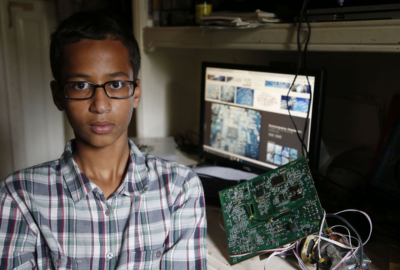 De 14-jarige Ahmed Mohamed werd gearresteerd omdat hij een klok had gemaakt. Die werd aangezien voor een bom.