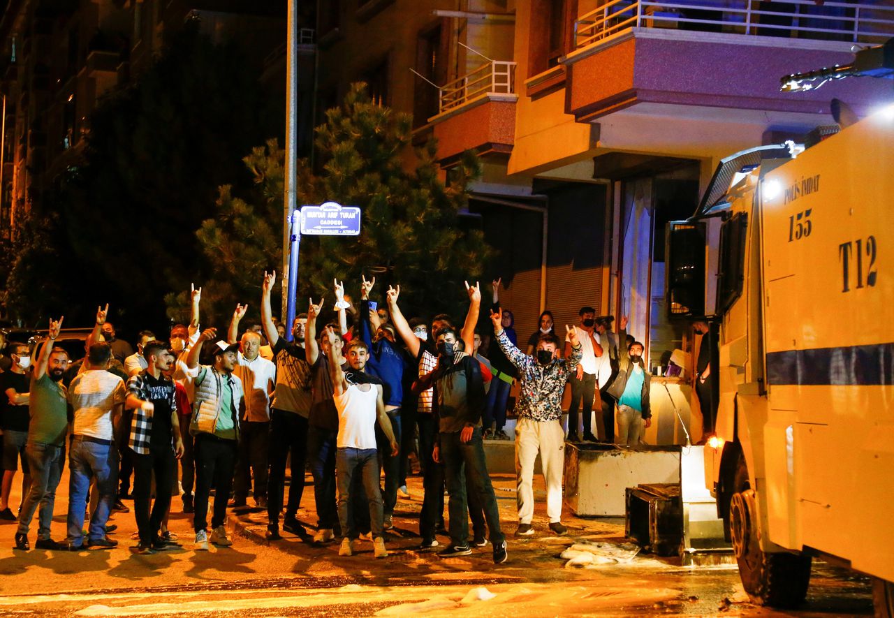 Turkse relschoppers in Ankara op woensdagavond.