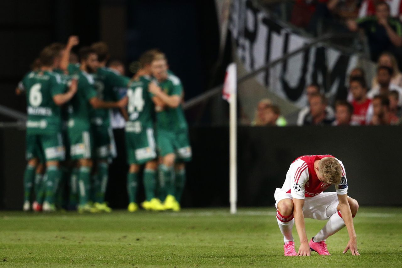 Daley Sinkgraven baalt na de derde goal van Rapid Wien. Hij was zelf mede schuldig aan de uitschakeling van Ajax door een grote fout bij de 0-1.