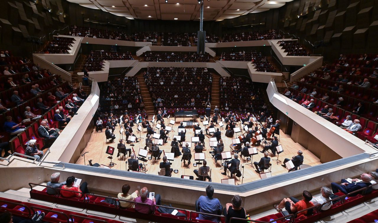 Het Gewandhaus Orchester uit Leipzig opende zaterdag het 240ste seizoen met een ondanks corona redelijk volle zaal.