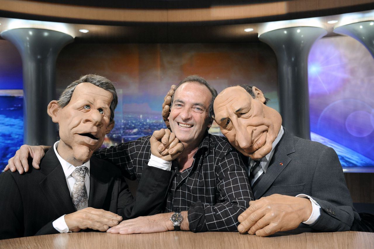 Comediant Yves Lecoq met de poppen van de Franse tv-presentator Patrick Poivre d’Arvor (l) en de voormalige Franse president Jacques Chirac (r).