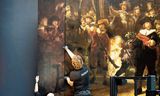 Het Rijksmuseum installeert panelen met daarop een reconstructie van de ontbrekende delen van ‘De Nachtwacht’ om het schilderij heen.