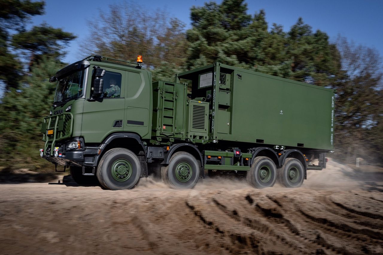 De 100 kN Scania Gryphus High Operational met 8-voet container.