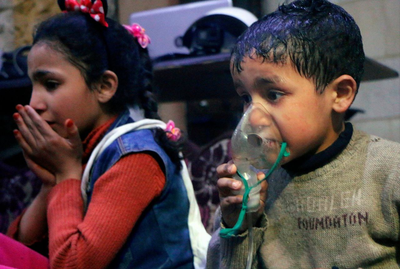Syrische kinderen worden behandeld na de vermoedelijke gifgasaanval op Douma.