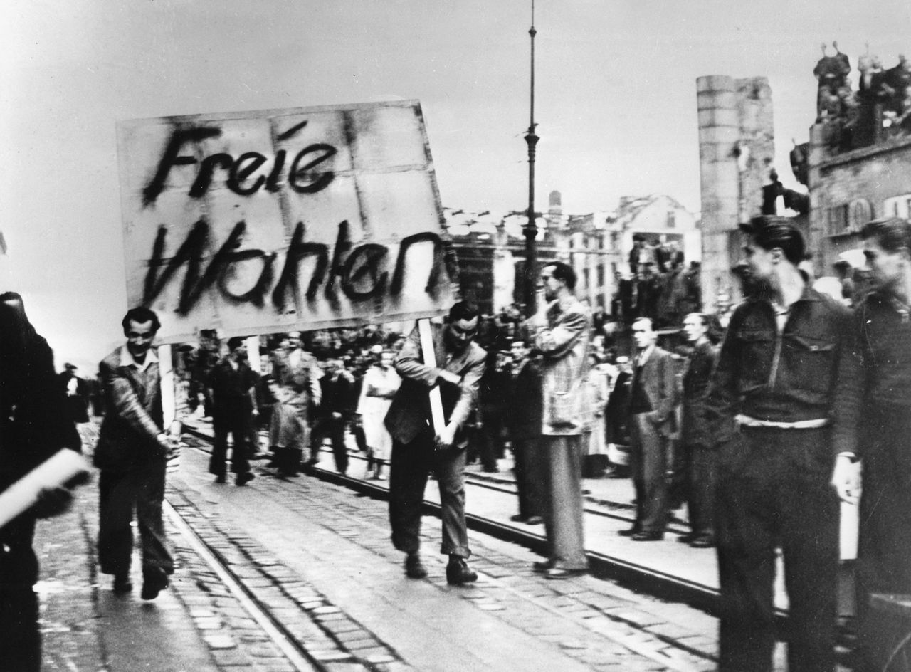 Demonstranten tragen ein Plakat mit der Forderung nach freien Wahlen. - 17.06.1953 ! - 17.06.1953 Werbliche Nutzung nur nach Rücksprache