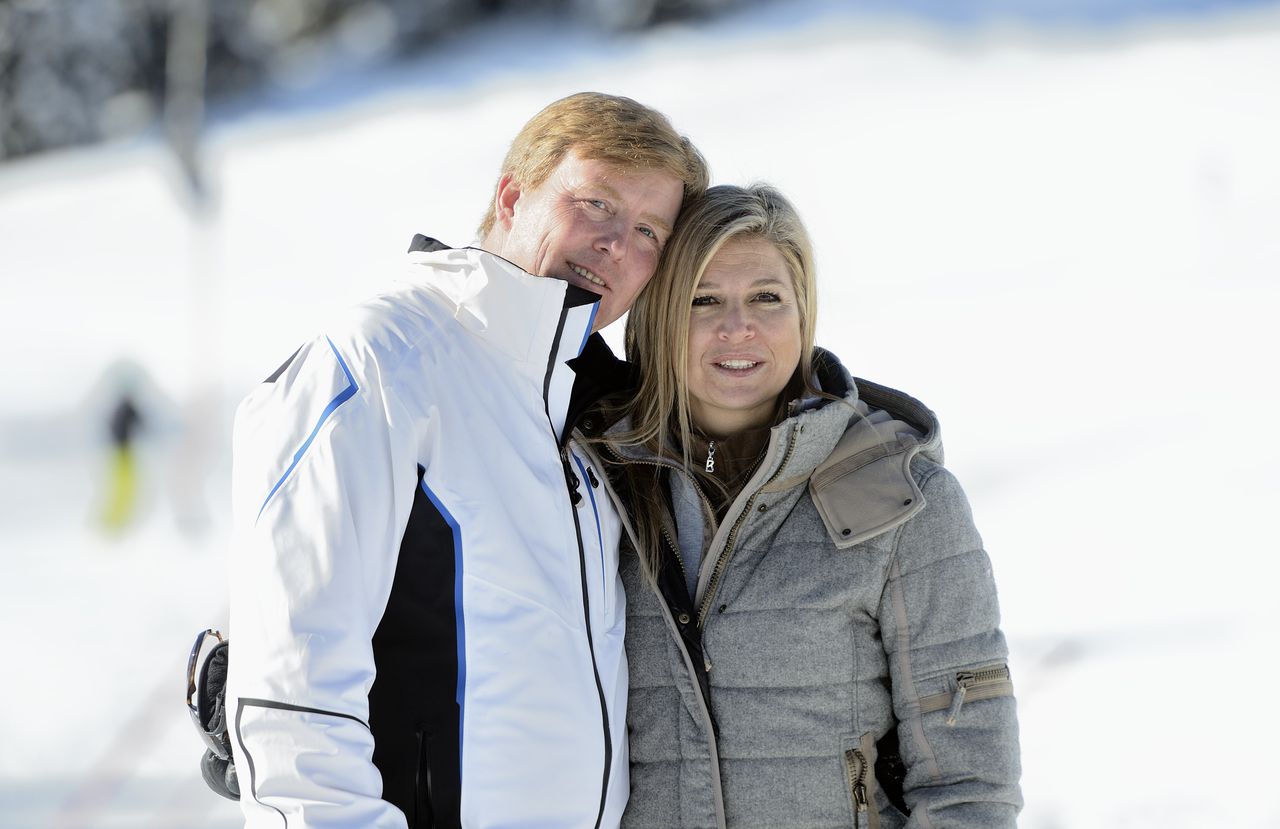 Prins Willem-Alexander en prinses Maxima in de sneeuw in Lech tijdens de jaarlijkse wintersportfotosessie, vorige week.