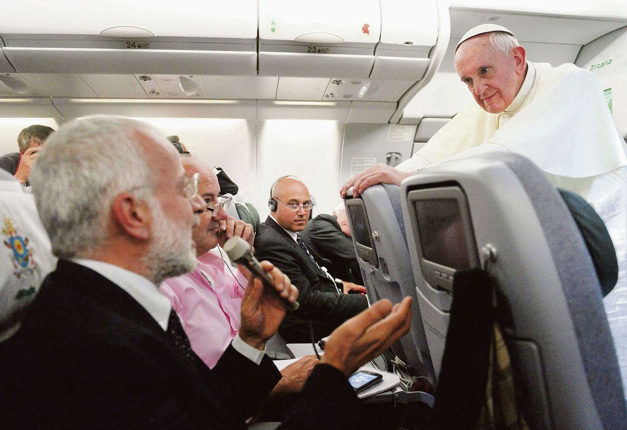 In het vliegtuig, terugkerend van de Wereldjongerendagen in Rio, hield paus Franciscus gisteren een lange, ongebruikelijk openhartige persconferentie.