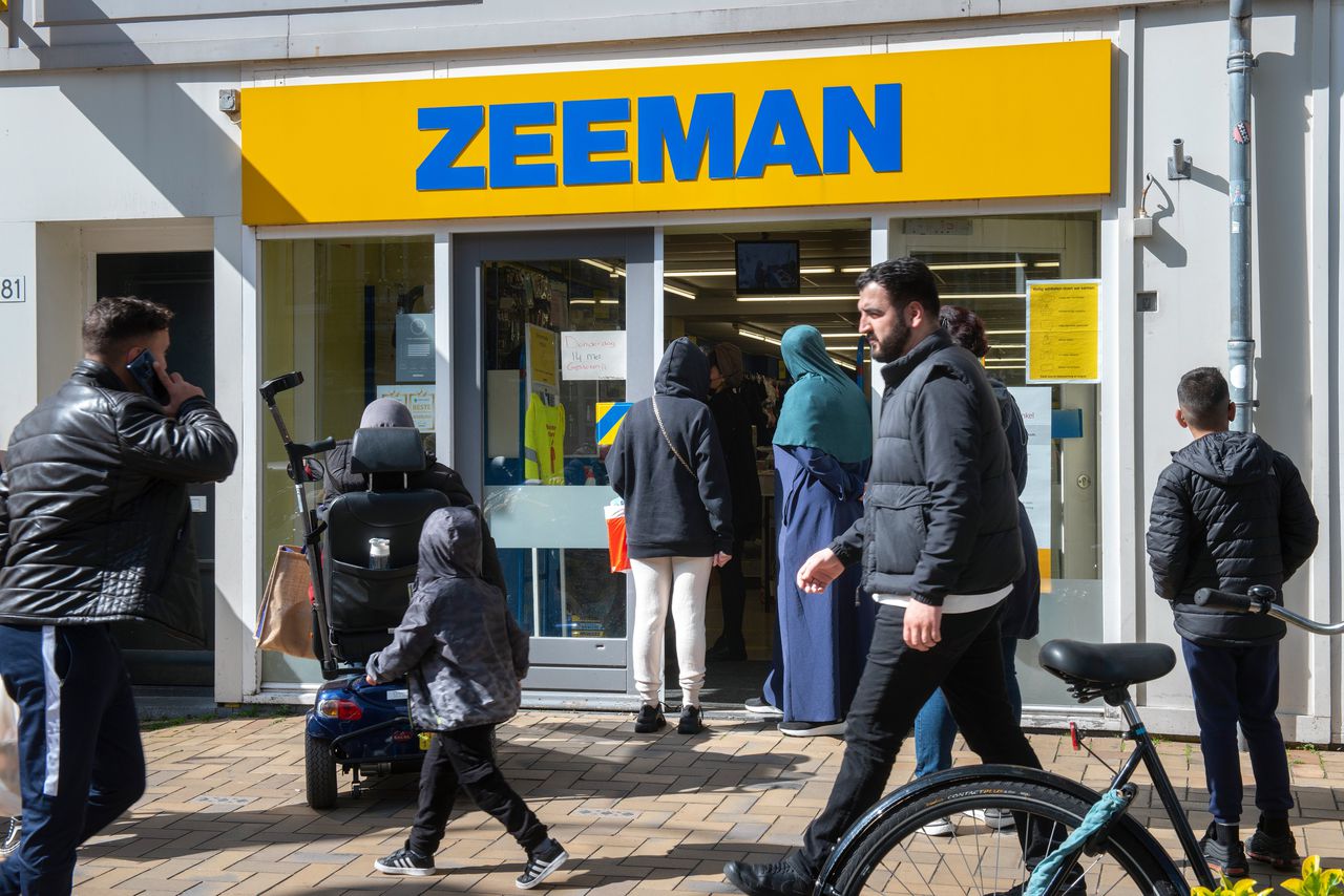 Wachtrij bij de ingang van Zeeman. De winkelketen heeft het akkoord ondertekend.