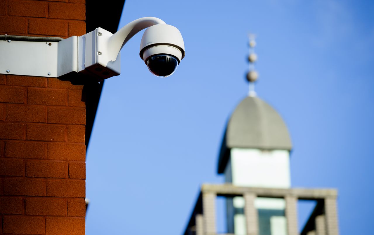 Een bewakingscamera hangt aan de gevel van een gebouw naast de El Ouma Moskee aan het August Allebeplein in stadsdeel Nieuw-West in Amsterdam