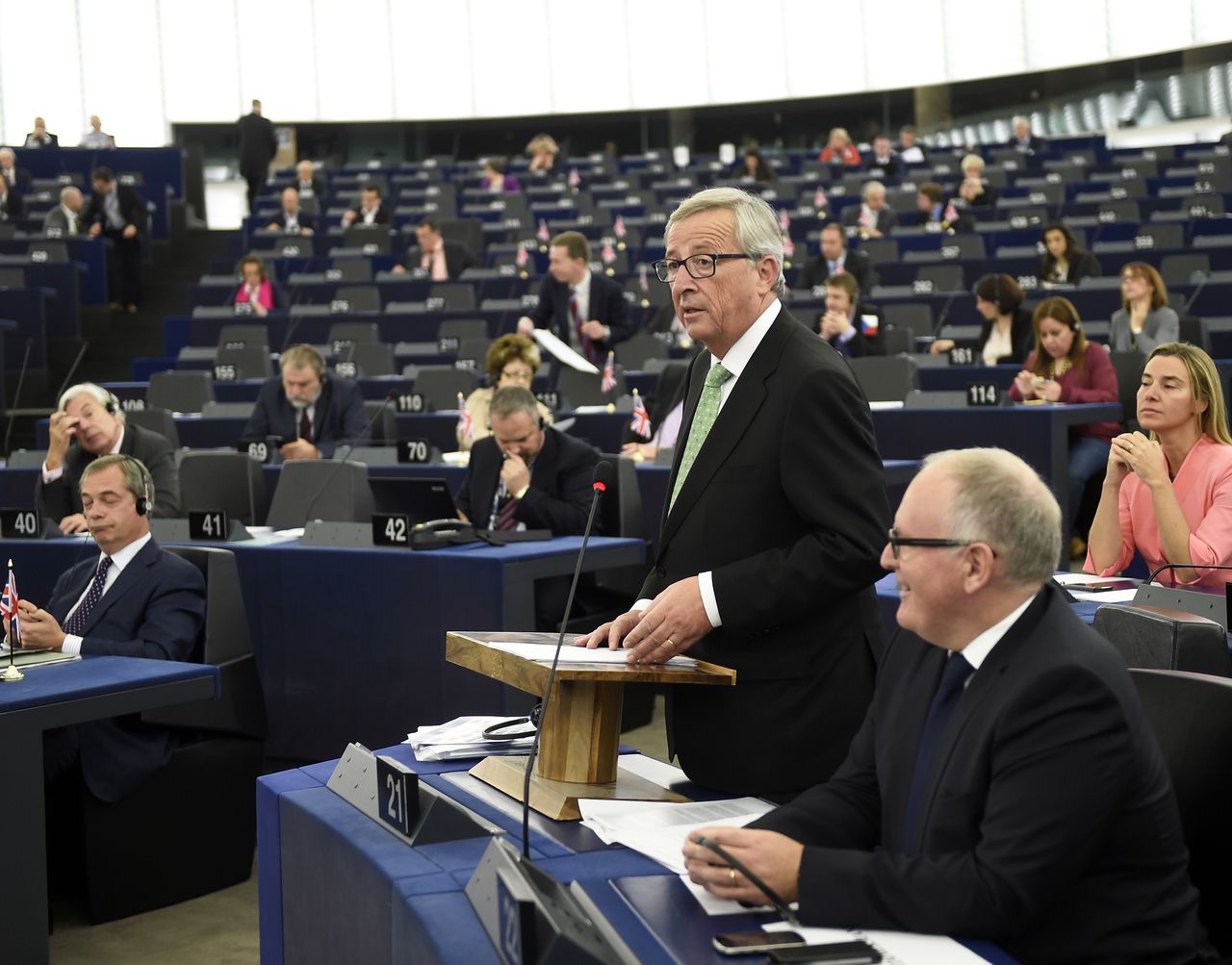 Juncker tijdens zijn toespraak in het Europees Parlement in Straatsburger, eerder vandaag. Met naast hem oud-minister van Buitenlandse Zaken Frans Timmermans.