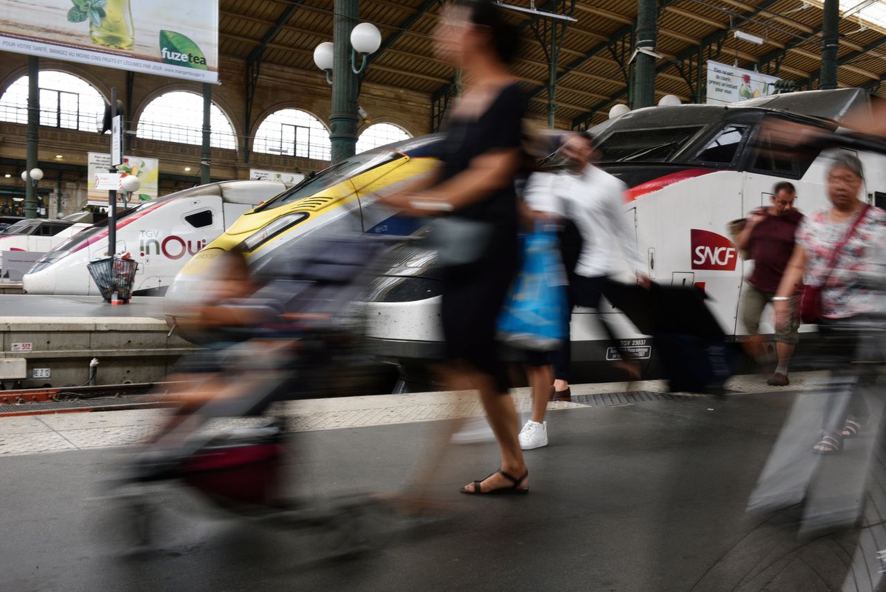 Treinreizigers op het perron van Gare du Nord, een groot treinstation in Parijs.