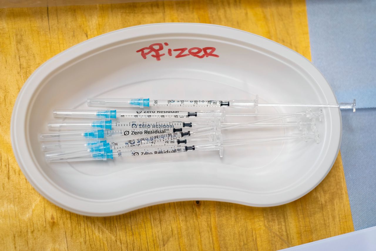 Naalden met het vaccin van Pfizer liggen klaar op een vaccinatielocatie in Rotterdam.
