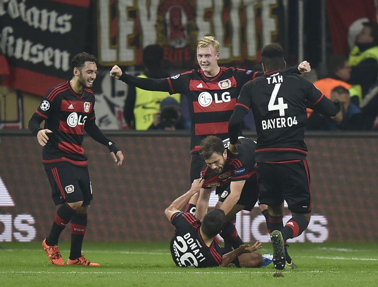 Spelers van Bayer Leverkusen vieren een feestje na de onwaarschijnlijke gelijkmaker in de wedstrijd tegen AS Roma in de groepsfase van de Champions League. Eindstand: 4-4.