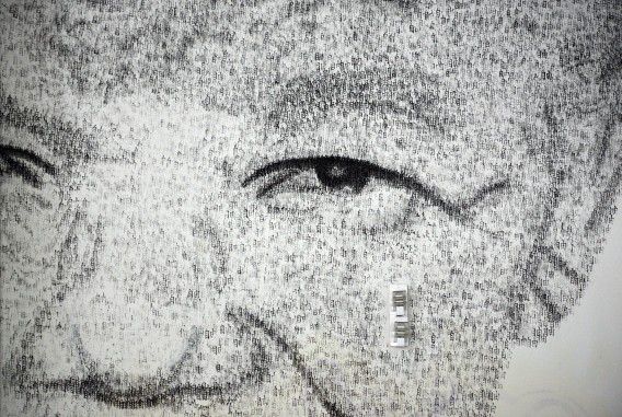 Kunstenaar Phil Akashi maakte dit portret van Nelson Mandela door met bokshandschoenen aan 27.000 keer op een muur te slaan. Mandela bokste in zijn jongere jaren en is groot fan van de sport. Het portret is te zien op een muur in Shanghai.