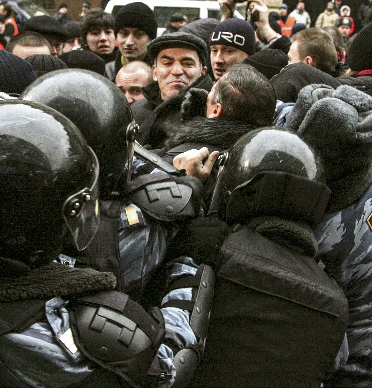 Garry Kasparov wordt gearresteerd tijdens een betoging in Moskou, op 24 november 2007