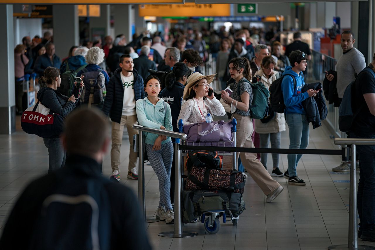 Schiphol compenseert reizigers die door lange rijen vlucht misten 