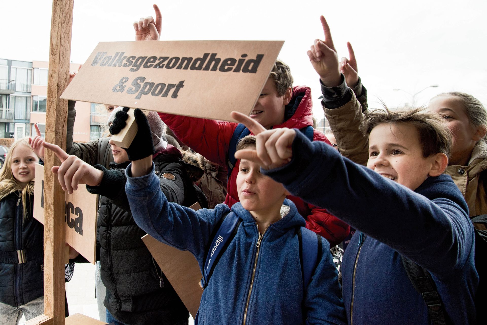 Nog niet stemgerechtigde jongeren in Zundert  bij een basisschool tijdens een campagne om de opkomst van de verkiezingen te vergroten.