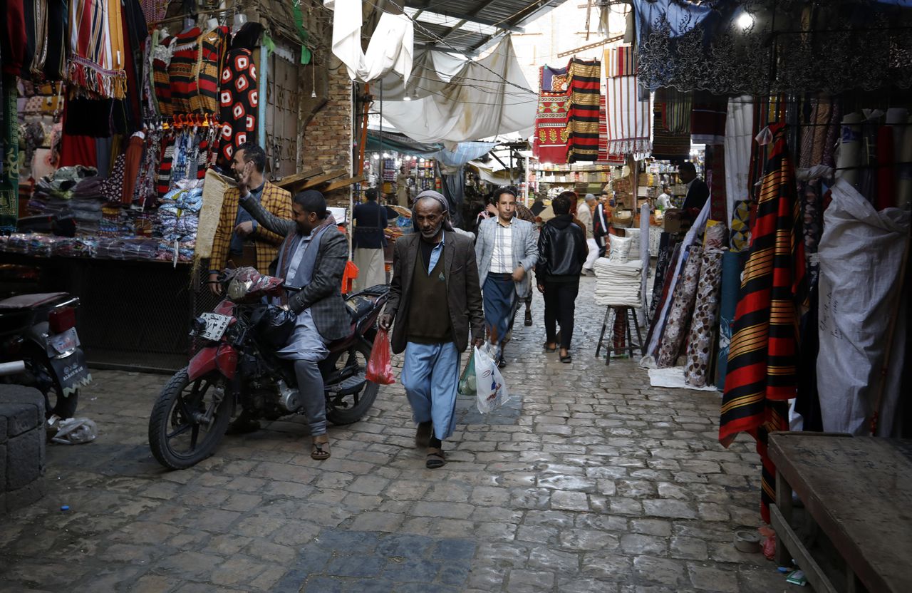 Een stalletje op de markt in hoofdstad Sanaa waar korans worden verkocht.