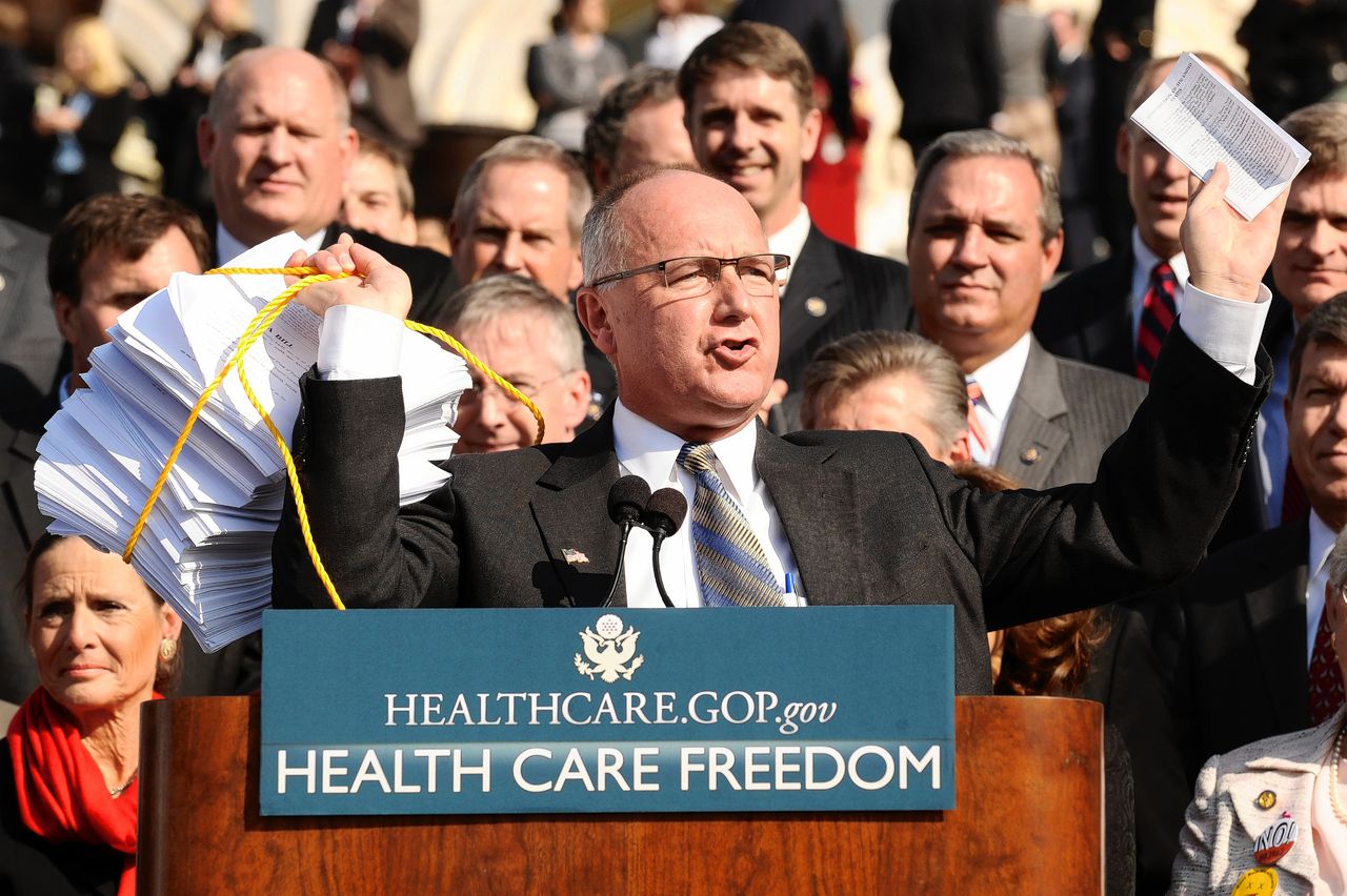 Pete Hoekstra bij een Republikeinse demonstratie in 2009. In zijn linkerhand houdt hij een kopie van de Amerikaanse Grondwet omhoog, rechts een stapel papier die een Democratische hervorming van de gezondheidszorg bevat.