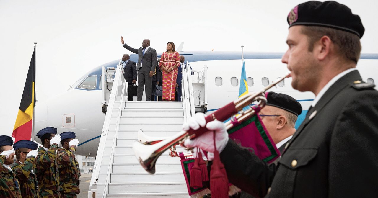 De Congolese president Tshisekedi, geflankeerd door zijn vrouw, landde maandag op een militair vliegveld bij Brussel voor een vierdaags bezoek aan België.