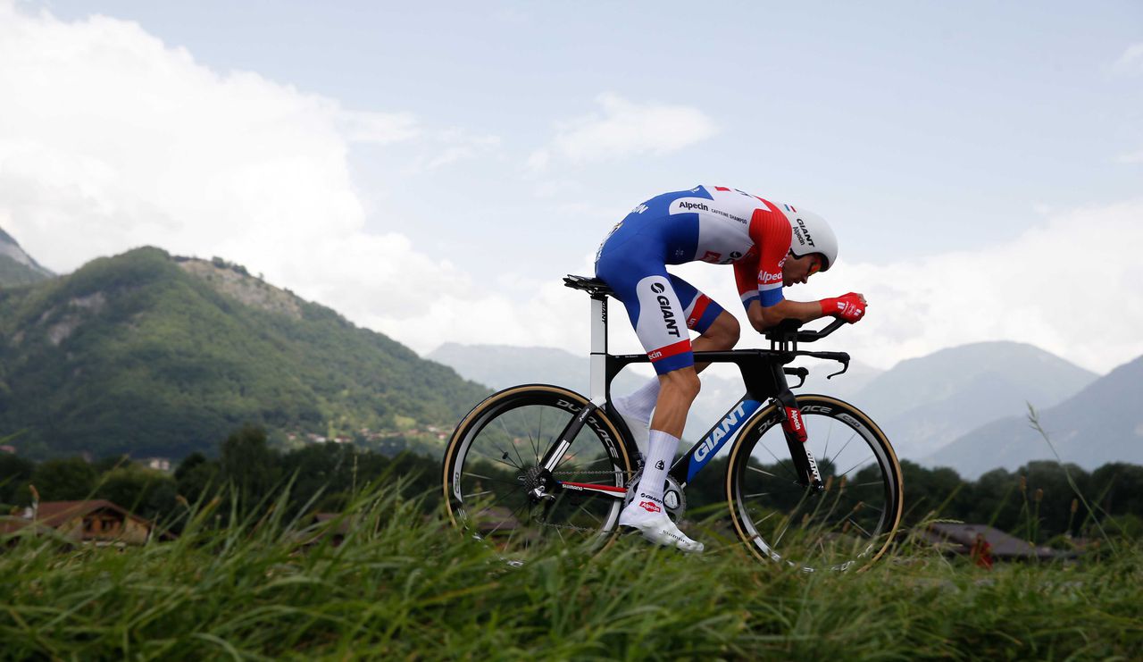 Tom Dumoulin in actie tijdens de achtiende etappe van de Tour de France tussen Sallanches en Megeve.
