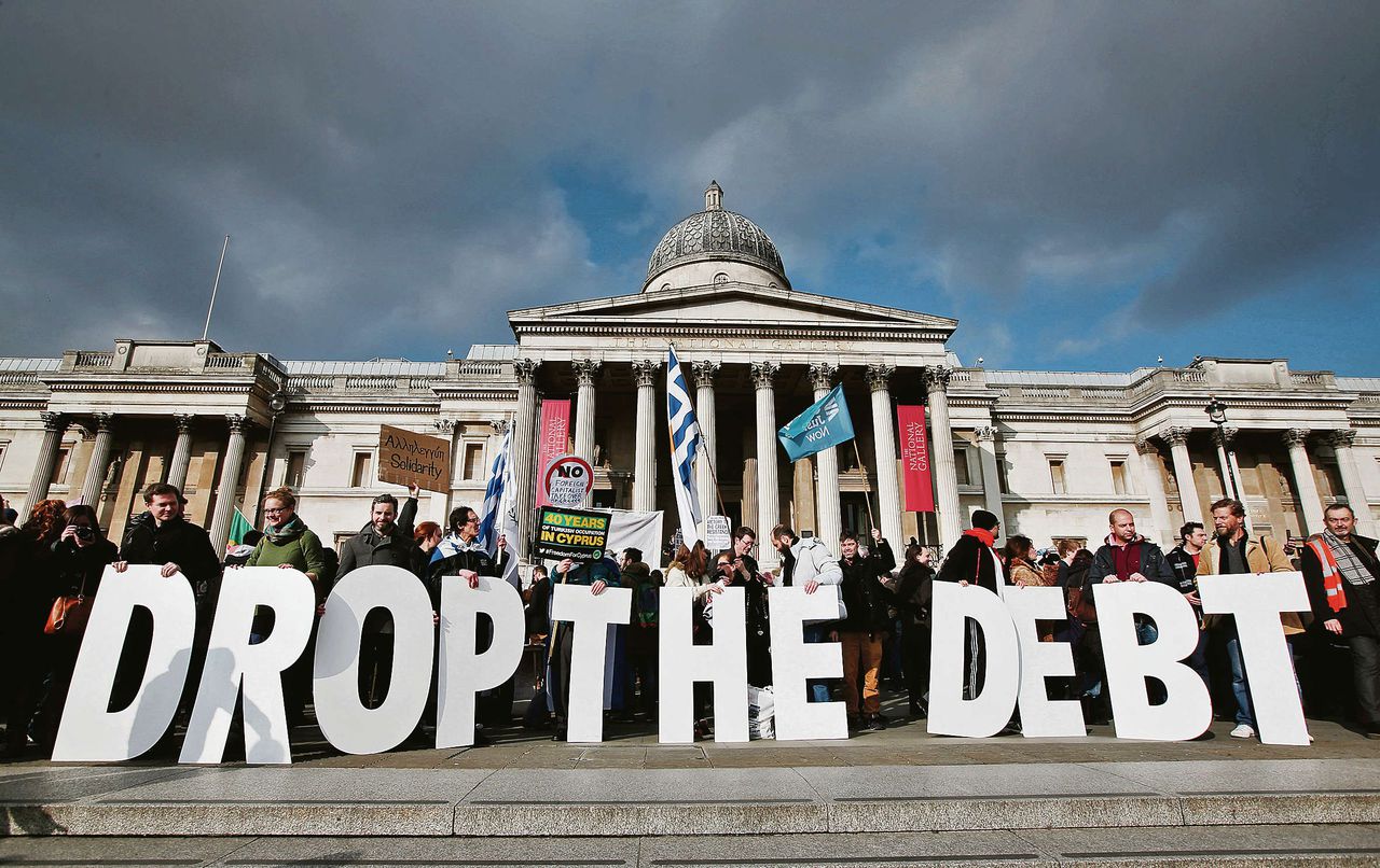Gisteren demonstreerden betogers in Londen voor de nieuwe linkse regering in Griekenland en een nieuw financieel akkoord met Europa. Foto Lefteris Pitarakis/AP