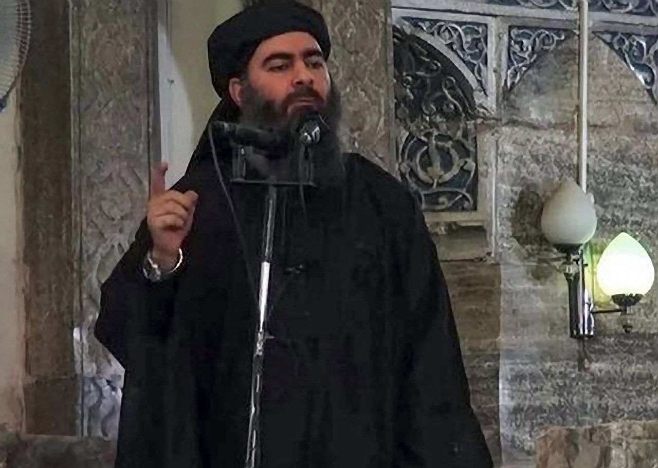 Abu Bakr al-Baghdadi in een video van IS. De beelden zijn vrijgegeven door IS. Het is onduidelijk waar al-Baghdadi hier een toespraak houdt.