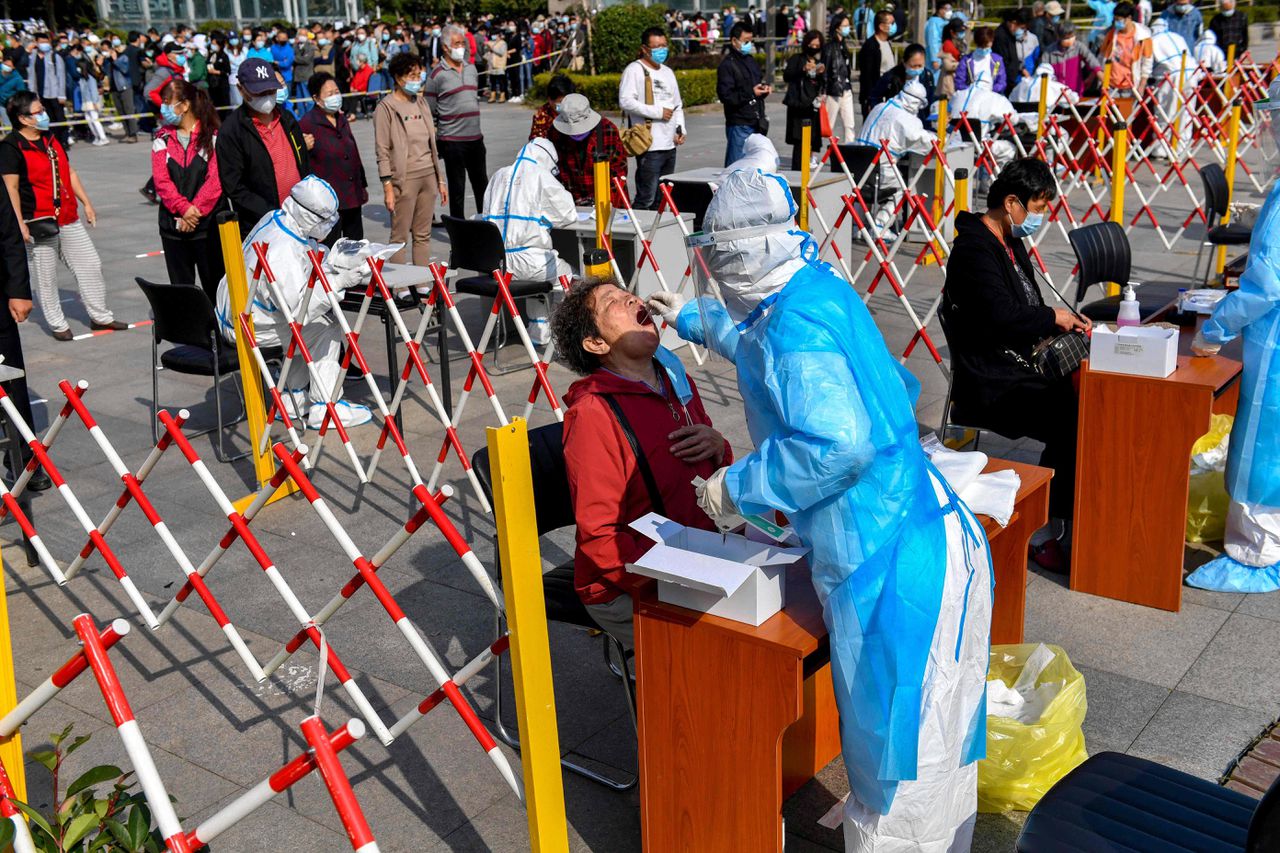 Bij de teststraat in Qingdao stonden maandag rijen. Alle negen miljoen inwoners moeten binnen vijf dagen getest worden.