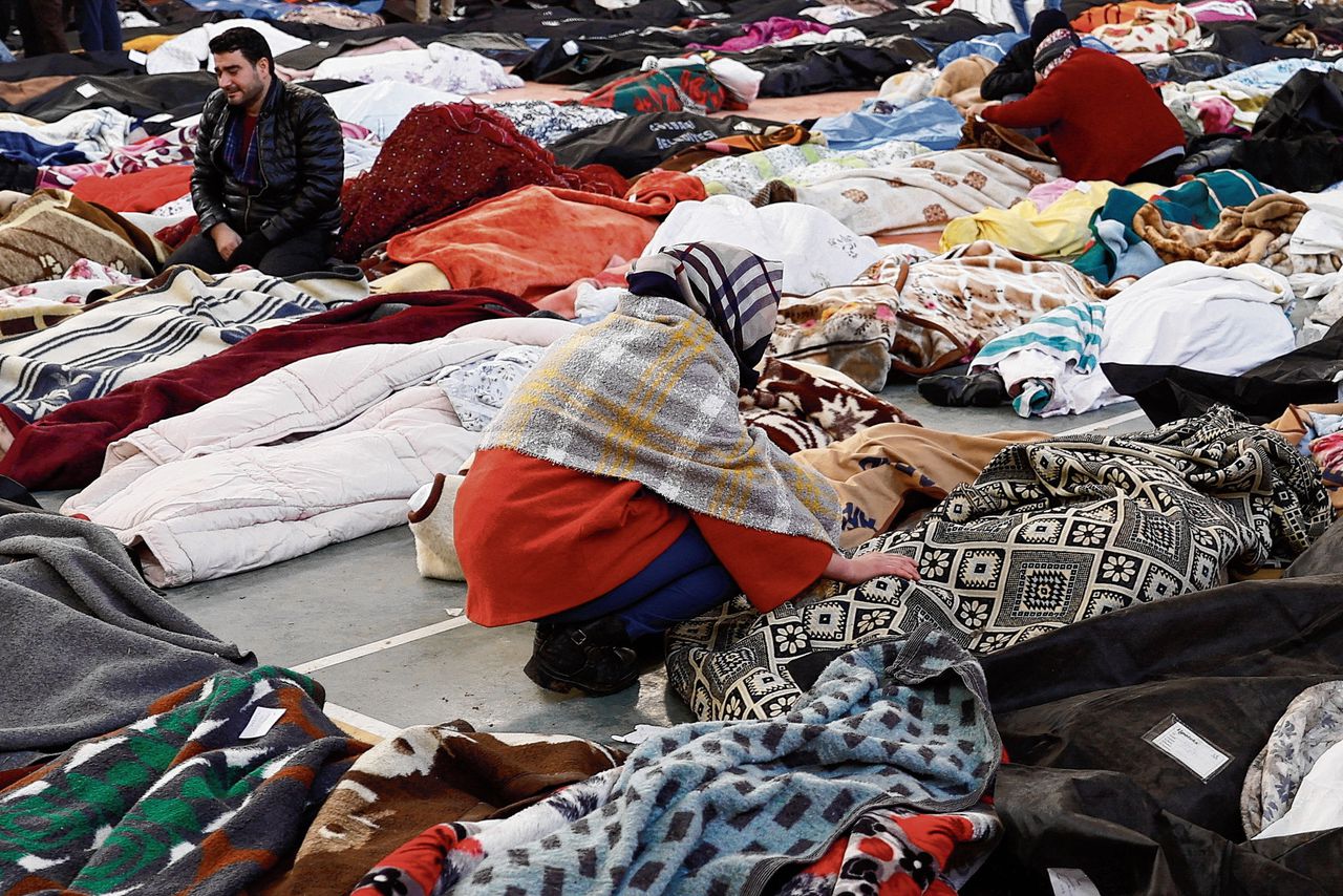 In Kahramanmaras, een van de zwaarst getroffen steden in Turkije, worden de lichamen van de omgekomen inwoners verzameld in een stadion.