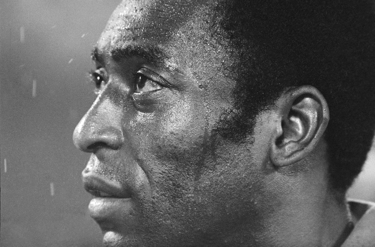 Voetbalwereld treurt om dood Pelé: ‘Hij beloofde zijn vader een wereldtitel, maar gaf ons er drie’ 