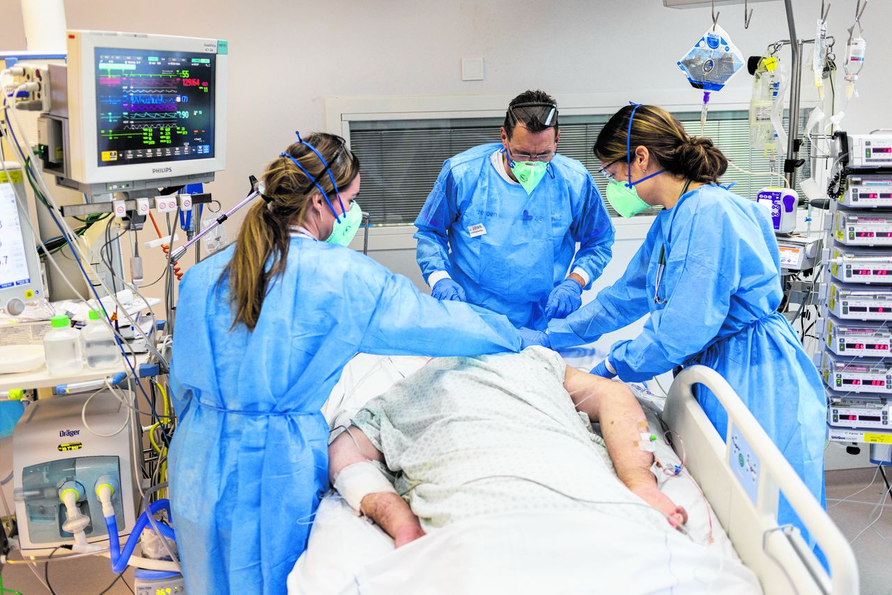 Het ziekenhuispersoneel is weer razend druk: coronazorg is intensief en tijdrovend 