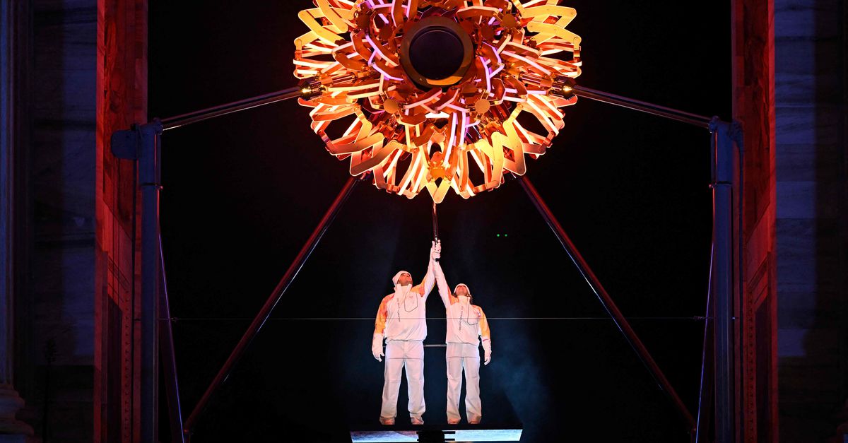 Olympisch vuur ontstoken in Milaan en Cortina, Spelen officieel geopend