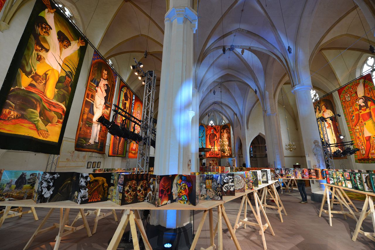 Lowlands en Roxy komen samen in een plechtig kerkinterieur 