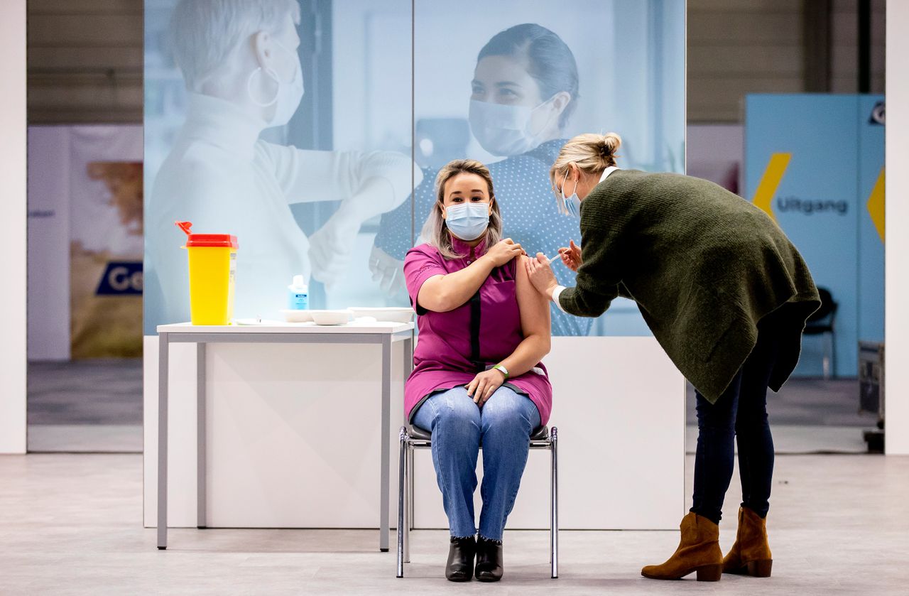 Sanna Elkadiri, medewerkster van verpleeghuis Het Wereldhuis, kreeg op 6 januari 2021 als eerste Nederlander het coronavaccin.