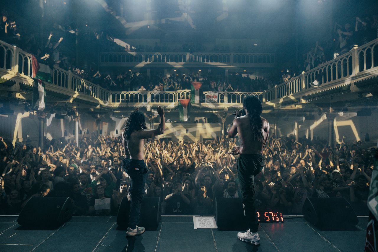 Punk-rap duo Bob Vylan sprožil val ogorčenja na Nizozemskem z izjavami proti Izraelu, koncert v Tilburgu odpovedan