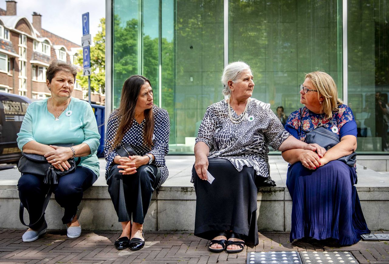 Moeders van Srebrenica vrijdag na afloop van de uitspraak van de Hoge Raad in de cassatieprocedure van de zaak van de Moeders van Srebrenica tegen de Nederlandse staat.