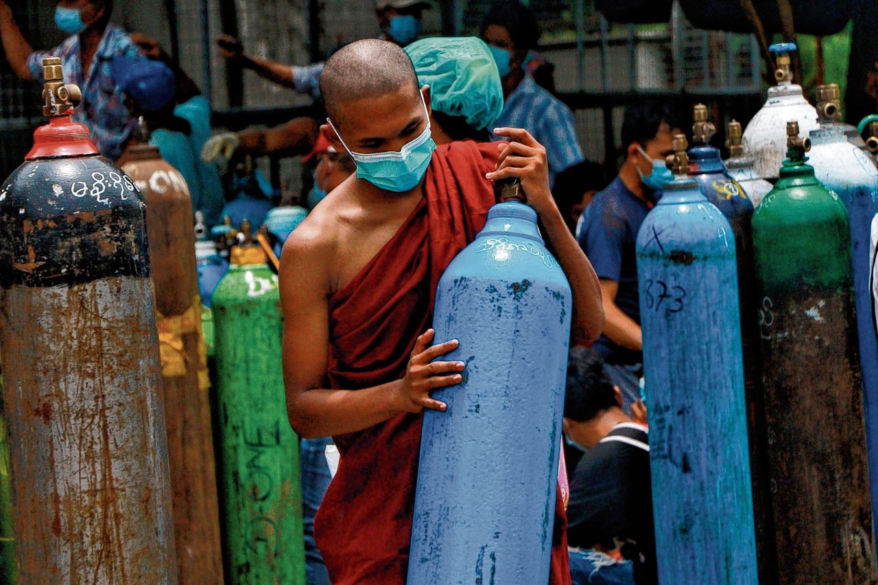In Myanmar is een groot tekort aan zuurstof, zoals hier in Yangon. Het is leveranciers officieel niet toegestaan zuurstof aan burgers of privéklinieken te verkopen.