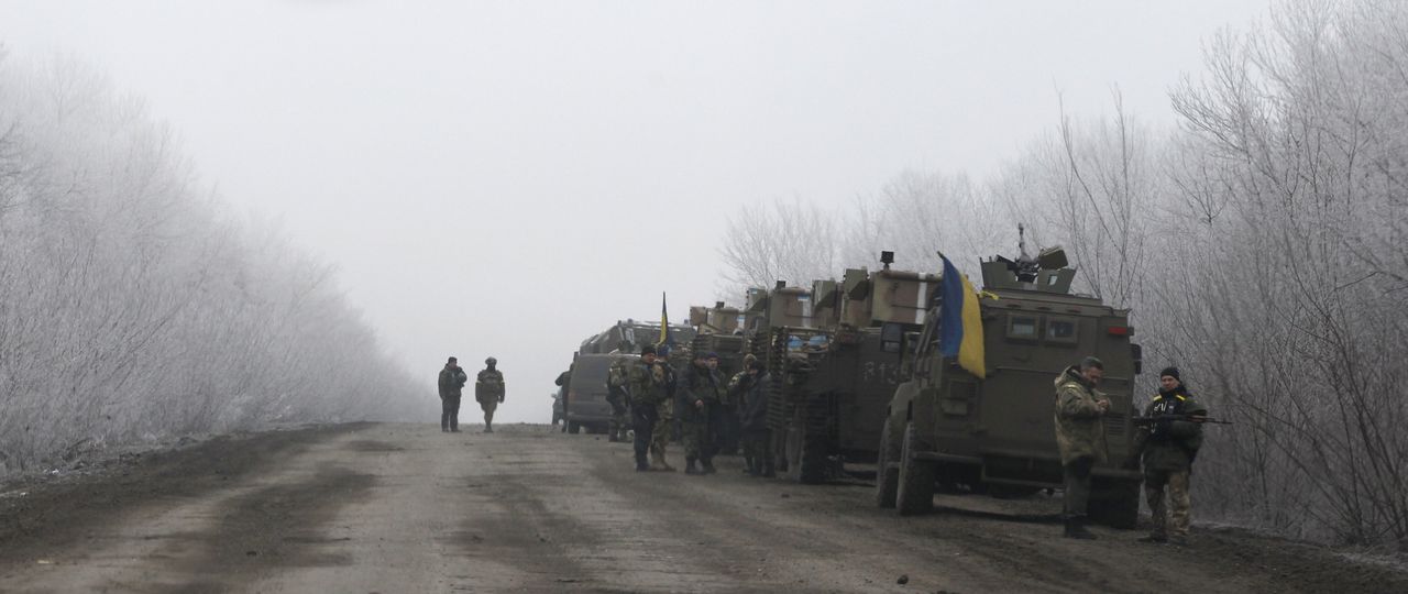 Een konvooi van Oekraïense militairen op de weg tussen de steden Dabeltseve en Artemivsk.