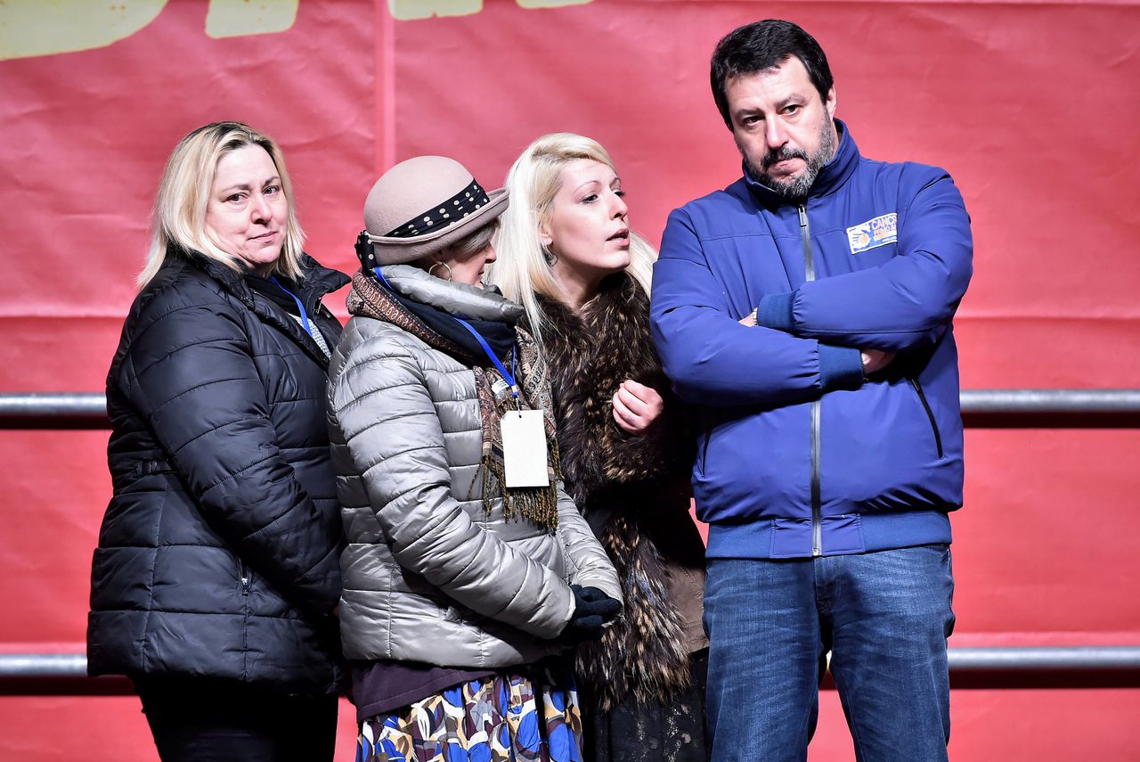 Matteo Salvini, leider van de populistische partij Lega, luistert naar kiezers op een campagnebijeenkomst voor de regionale verkiezingen zondag in Emilia-Romagna. Die regio was decennia lang een bolwerk van links.