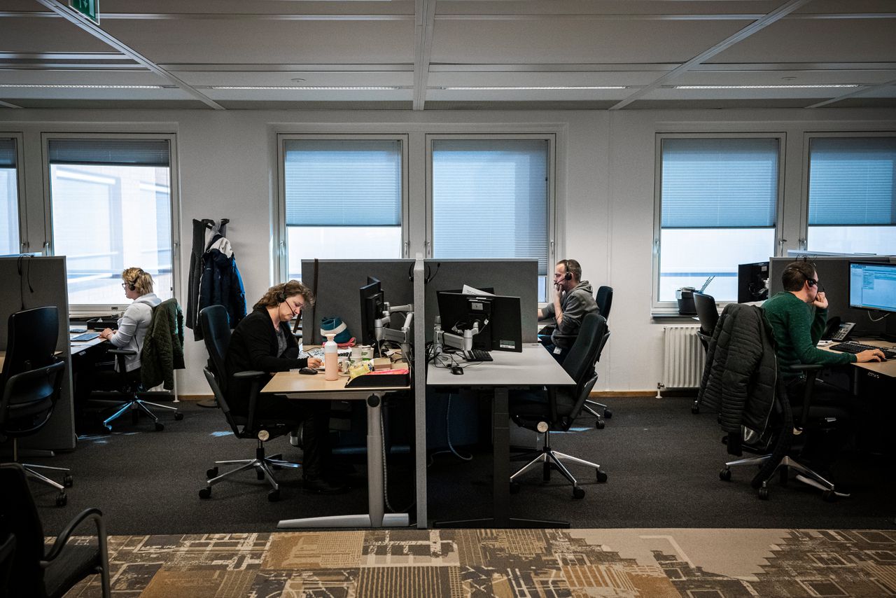 Bij het callcentrum van de Belastingdienst in Leeuwarden wordt ervoor gezorgd dat er minimaal tweeënhalve meter afstand tussen medewerkers zit.