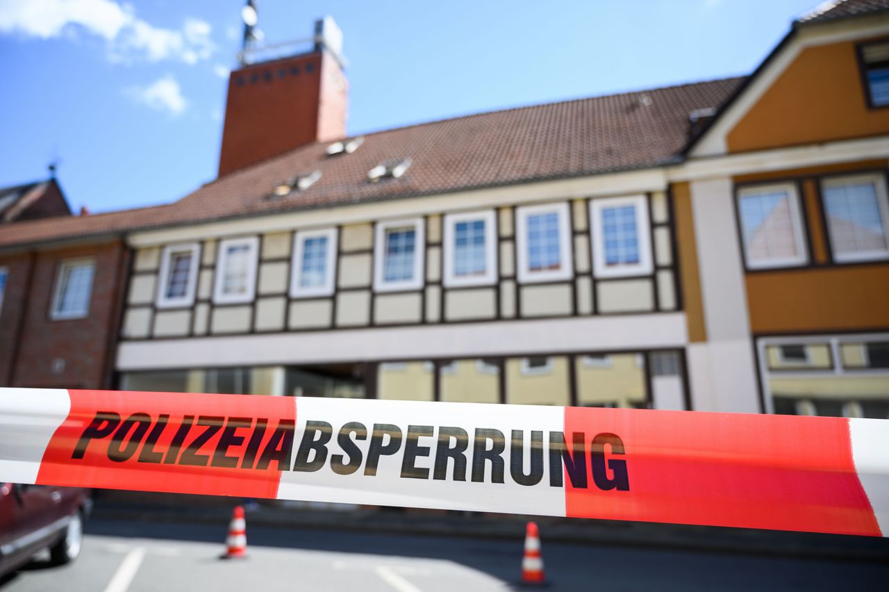 Maandag trof de politie in Wittingen nog twee doden aan. Een van de doden zou de levenspartner van het 30-jarige slachtoffer uit Passau zijn.