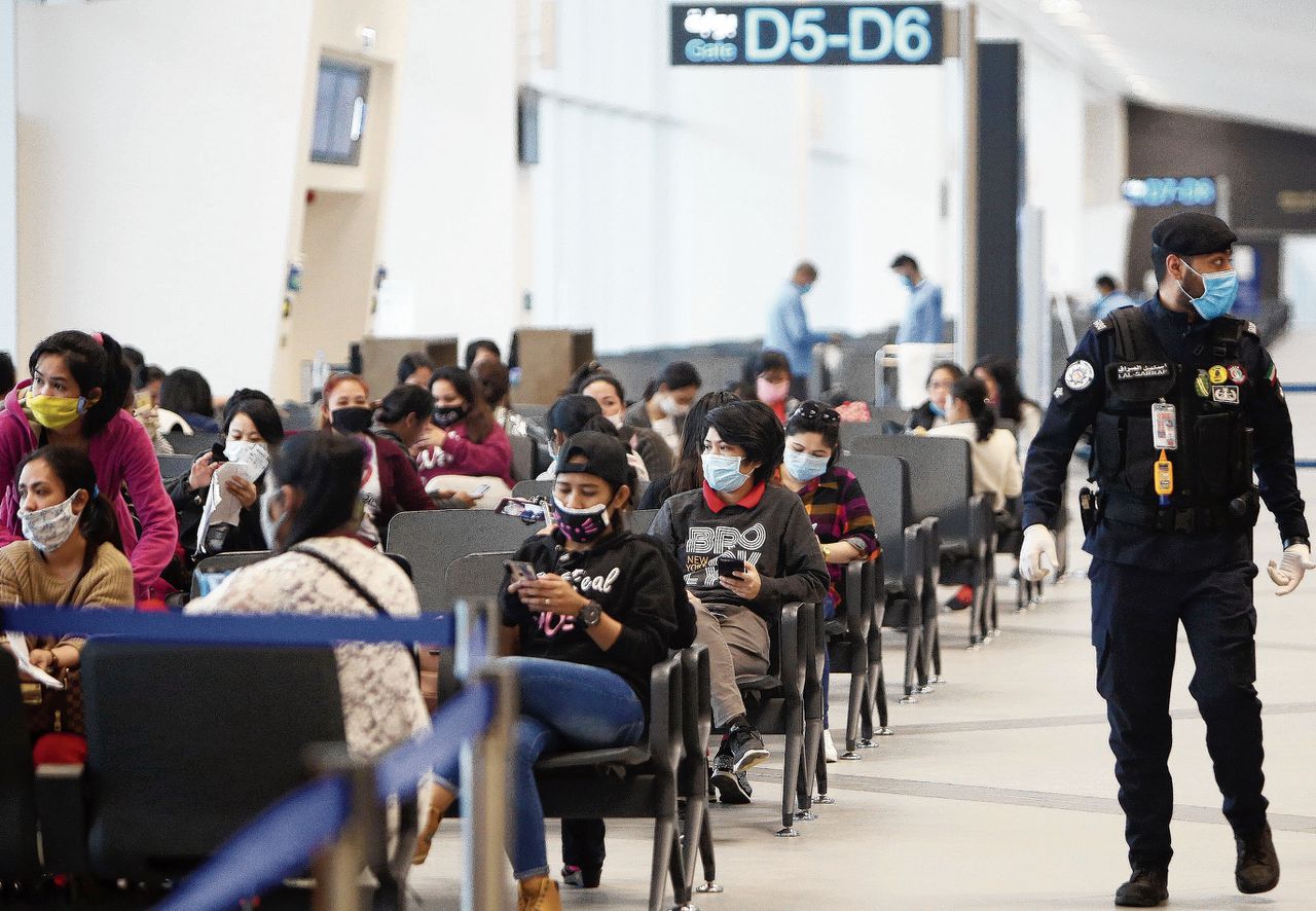 Filippijnse arbeidsmigranten die gebruik kunnen maken van de amnestieregeling, wachten op het vliegveld van Koeweit op een vlucht terug naar hun thuisland.